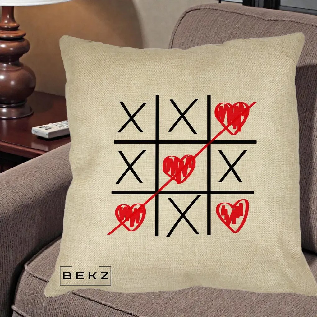 Cadou Romantic - Perna Personalizata Love Joc X si Inima cu Castigator Iubire, 40x40 cm, Crem, Husa Detasabila, Perna Inclusa, BEKZ®