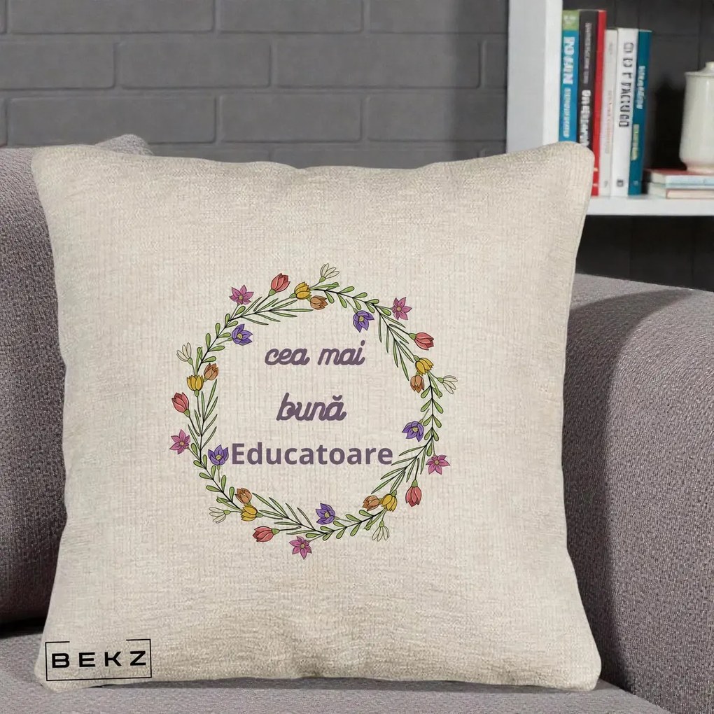 Perna personalizata educatoare: Cea mai buna educatoare, flori, 40x40 cm cu Umplutura, Bej Canapea, BEKZ