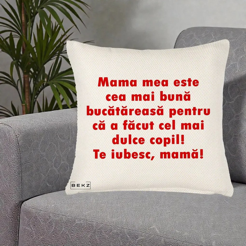 Cadou pentru Mama - Perna Personalizata Mama cea Mai Buna Bucatareasa, 40x40 cm, Crem Reliefat, Husa Detasabila, Perna Inclusa, BEKZ®