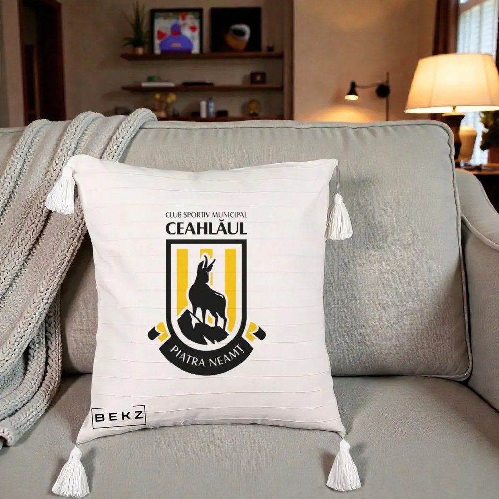 Perna Personalizata CSM Ceahlaul Piatra Neamt Fotbal, 40x40 cm, Bej cu Franjuri, Husa Detasabila, Perna Inclusa, BEKZ®