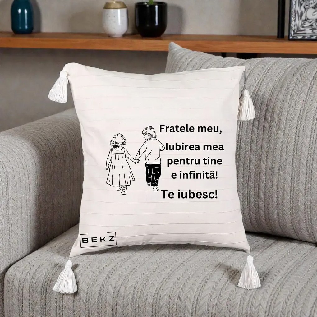 Cadou pentru Frate - Perna Personalizata Fratele Meu Te Iubesc Copii Tinand Maini Varianta 2, 40x40 cm, Bej cu Franjuri, Husa Detasabila, Perna Inclusa, BEKZ®