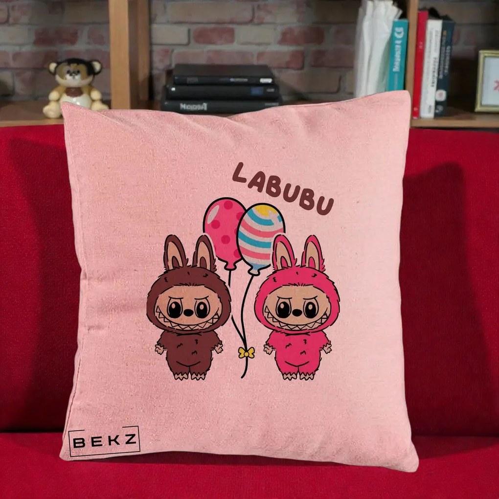 Perna Personalizata Labubu Cuplu cu Baloane, 40x40 cm, Roz, Husa Detasabila, Perna Inclusa, BEKZ®