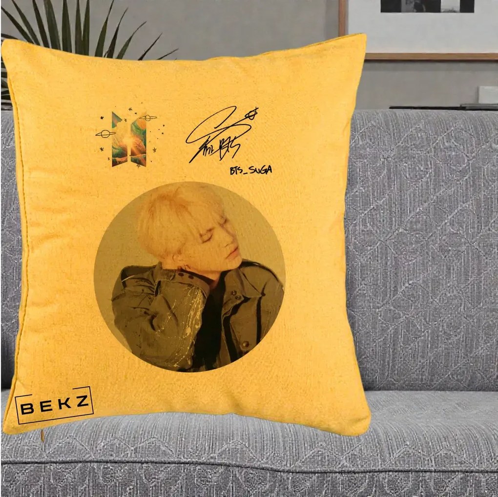 Perna Personalizata K-pop BTS Suga Portret cu Autograf, 40x40 cm, Galben, Husa Detasabila, Perna Inclusa, BEKZ®