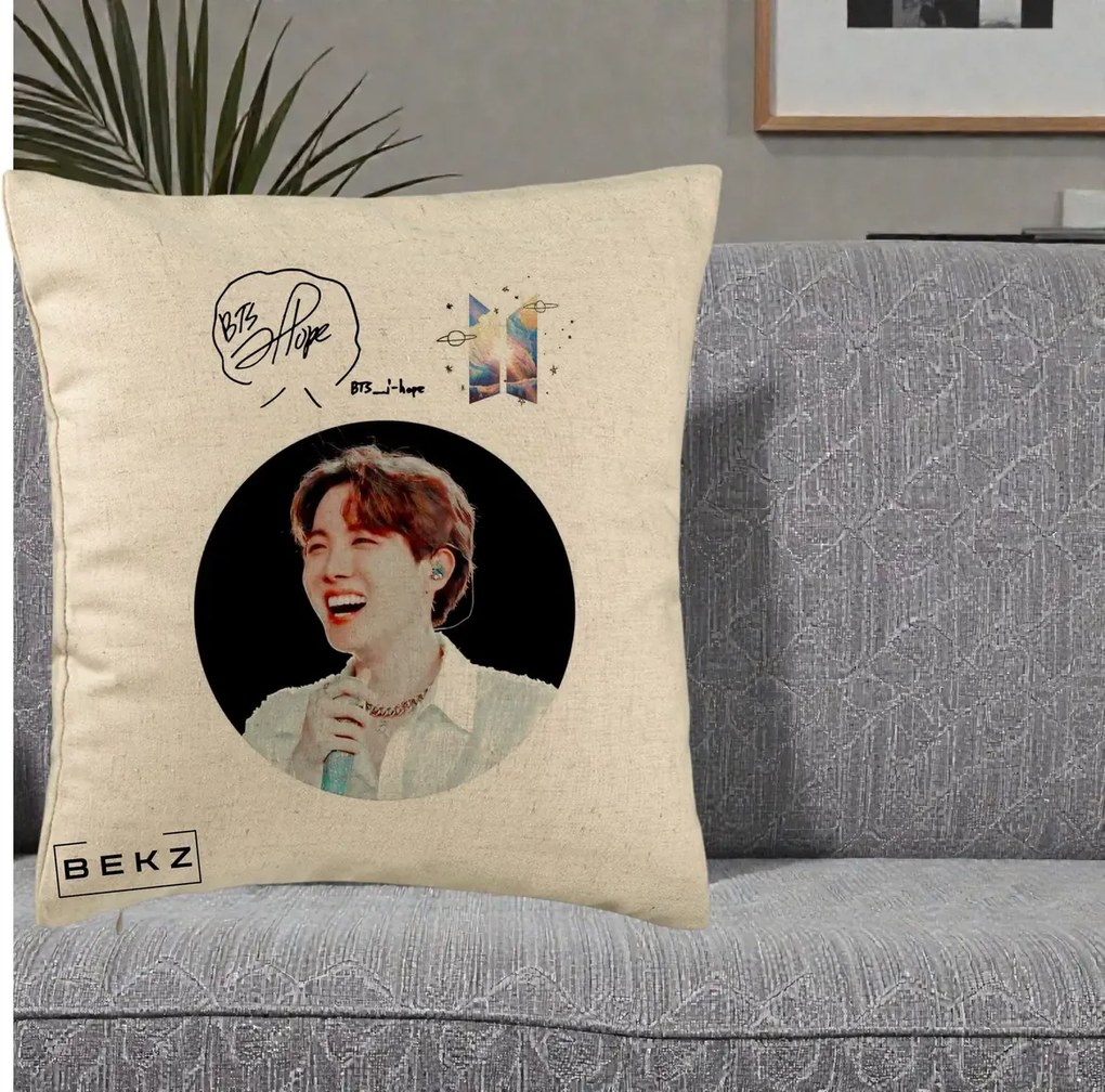 Perna Personalizata K-pop BTS J-Hope Portret cu Autograf, 40x40 cm, Bej, Husa Detasabila, Perna Inclusa, BEKZ®