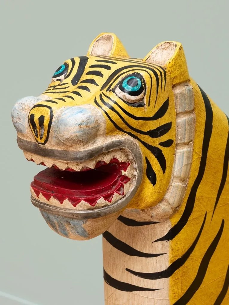 Fotoliu sculptural din lemn de mango în formă de tigru, orientare dreapta, „Tiger”