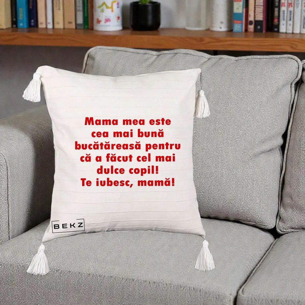 Cadou pentru Mama - Perna Personalizata Mama cea Mai Buna Bucatareasa, 40x40 cm, Bej cu Franjuri, Husa Detasabila, Perna Inclusa, BEKZ®