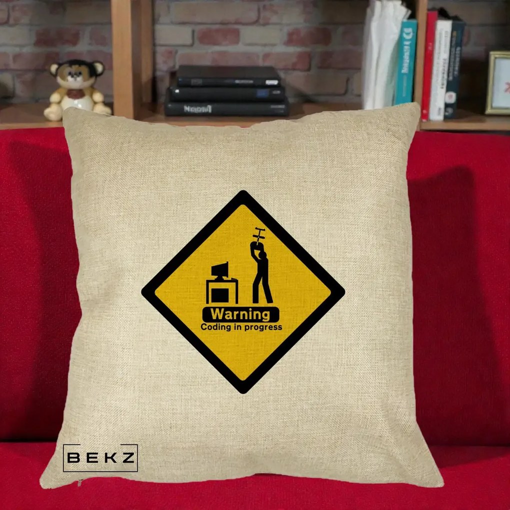 Perna Personalizata Warning Coding in Progress, 40x40 cm, Crem, Husa Detasabila, Perna Inclusa, BEKZ®
