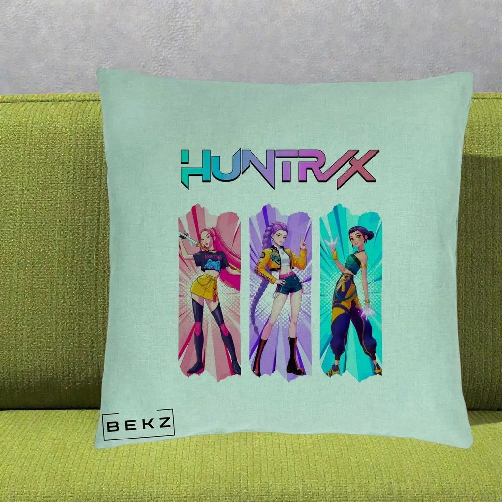 Perna Personalizata K-pop HUNTRX Trio cu Pisica in Benzi, 40x40 cm, Verde Menta, Husa Detasabila, Perna Inclusa, BEKZ®