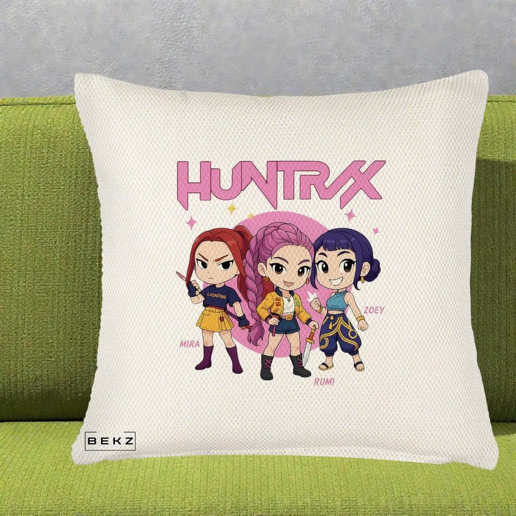 Perna Personalizata K-pop HUNTRX Trio Chibi cu Arme, 40x40 cm, Crem Reliefat, Husa Detasabila, Perna Inclusa, BEKZ®