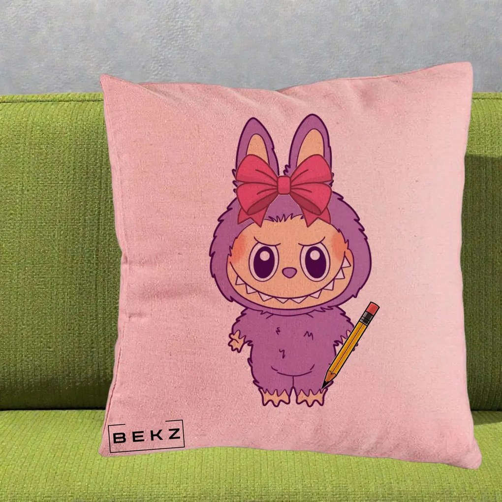 Perna Personalizata Labubu Mov cu Funda Rosie si Creion, 40x40 cm, Roz, Husa Detasabila, Perna Inclusa, BEKZ®