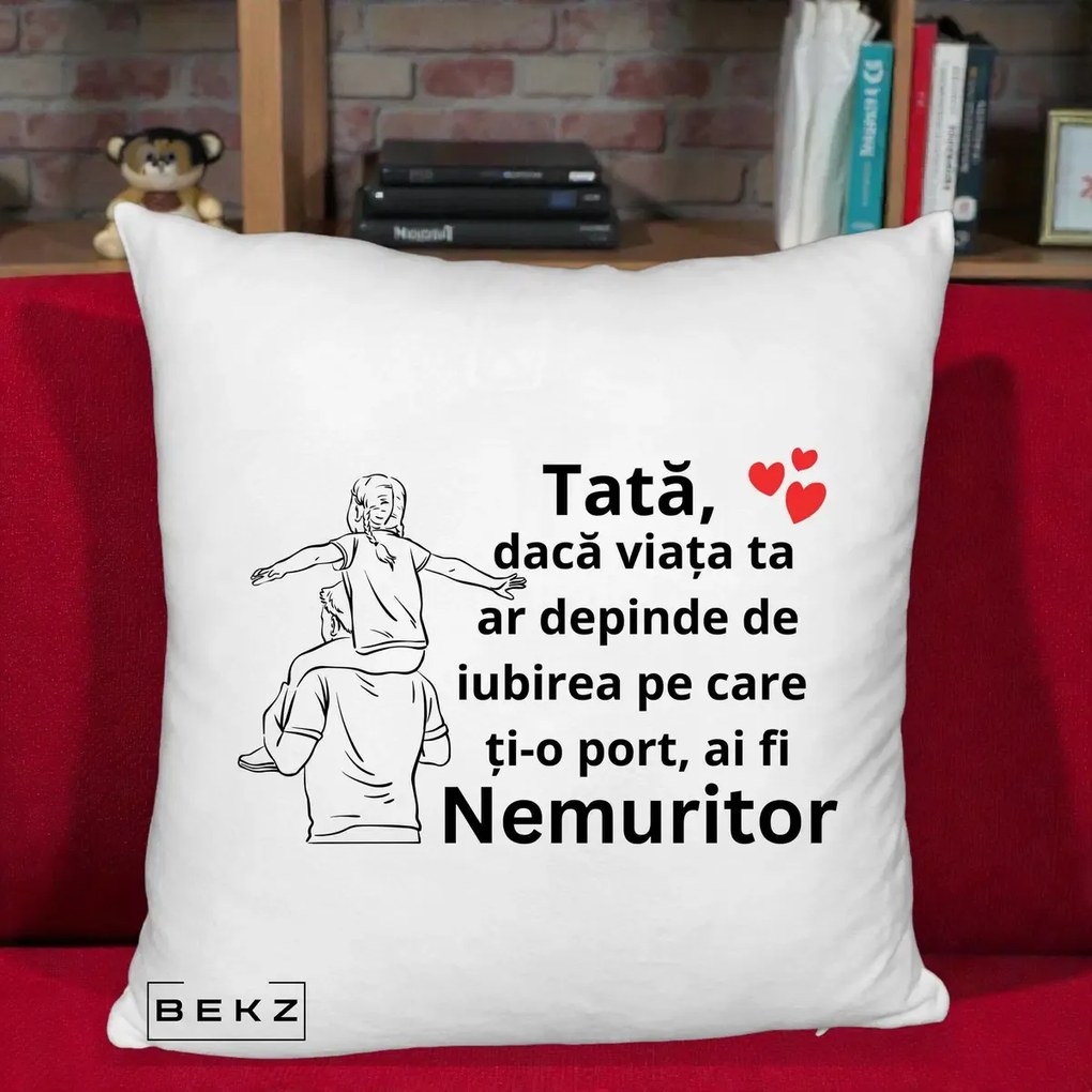 Cadou pentru Tata - Perna Personalizata Tata Supererou Nemuritor, 40x40 cm, Alb Pufos, Husa Detasabila, Perna Inclusa, BEKZ®
