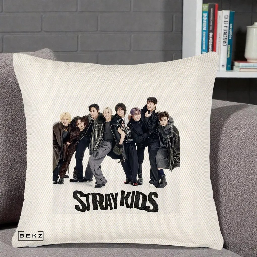 Perna Personalizata K-pop Stray Kids Outfit Negru, 40x40 cm, Crem Reliefat, Husa Detasabila, Perna Inclusa, BEKZ®
