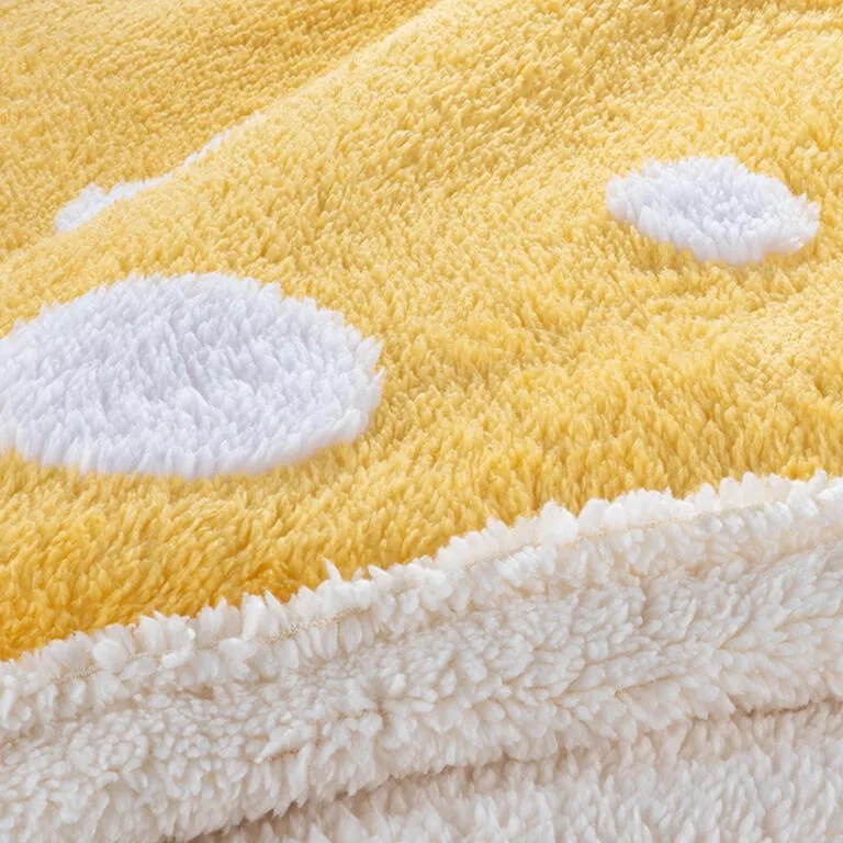Pătură cu blăniţă din microfibră HAPPY DOTS MUSTARD, 140 x 200 cm