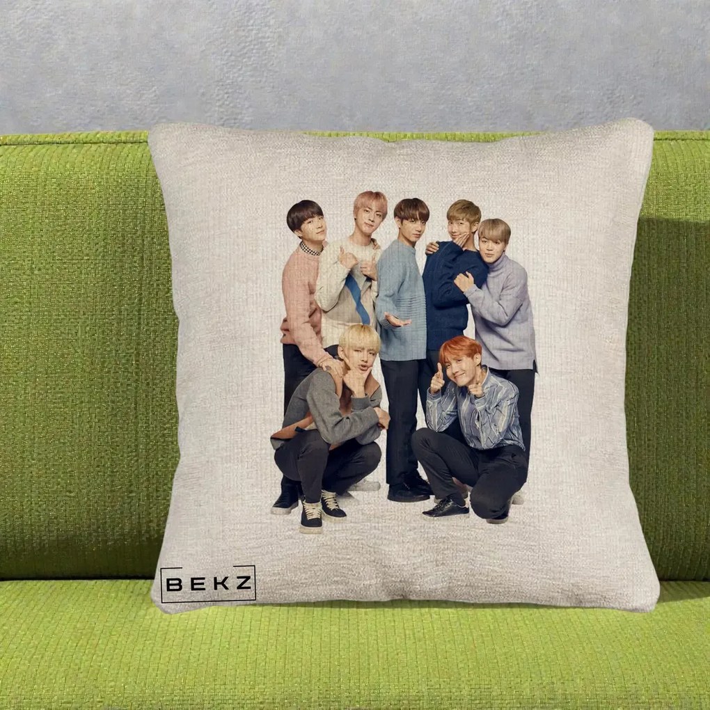 Perna Personalizata K-pop BTS Foto Grup In Picioare Tricoturi, 40x40 cm, Bej Canapea, Husa Detasabila, Perna Inclusa, BEKZ®