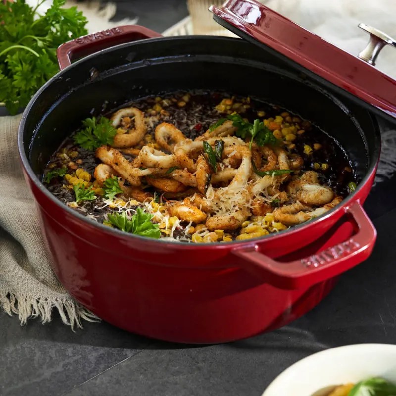 Oala din fonta Staub La Cocotte 40502-278-0, 6,7 l, 28 cm, de la -20°C pana la 260 °C, Emailata, Capac cu structura anti-picaturi, Toate plitele inclusiv inductie, Bordeaux