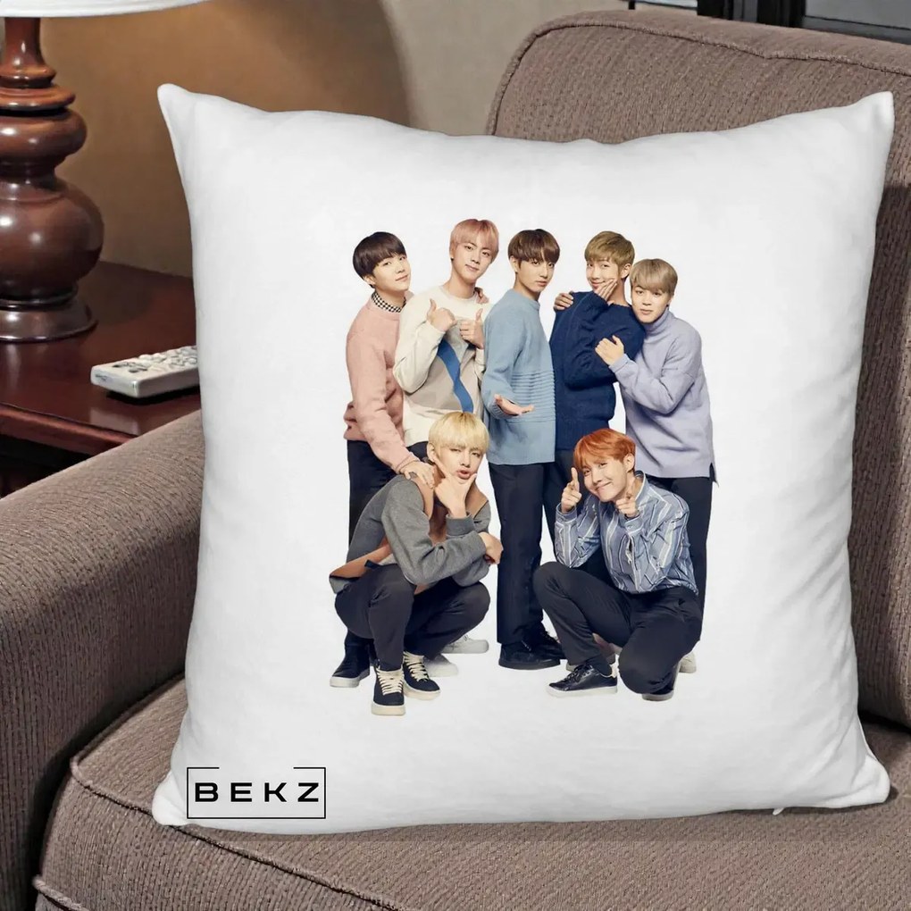 Perna Personalizata K-pop BTS Foto Grup In Picioare Tricoturi, 40x40 cm, Alb Pufos, Husa Detasabila, Perna Inclusa, BEKZ®