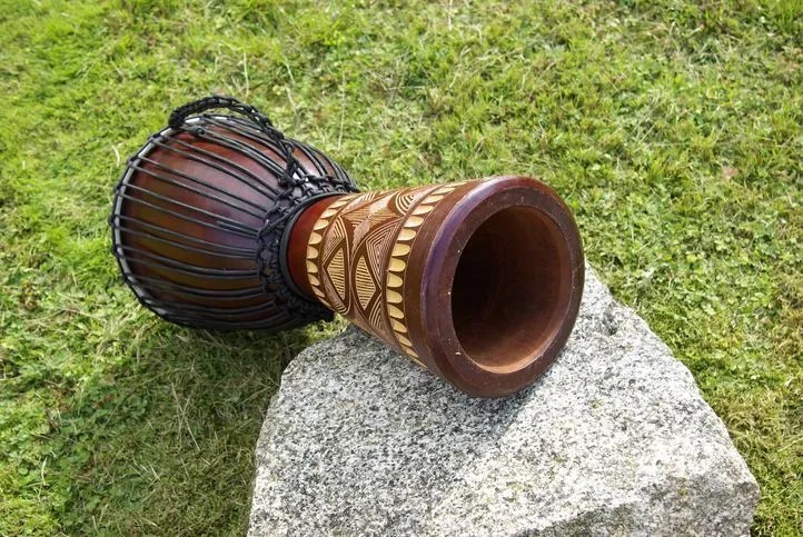Tobă africană Djembe, 70 cm - sculptată manual