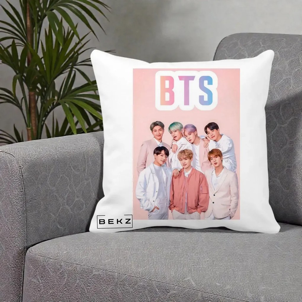 Perna Personalizata K-pop BTS Foto Grup cu BTS si Fond Roz Pastel, 40x40 cm, Alba Mata, Husa Detasabila, Perna Inclusa, BEKZ®