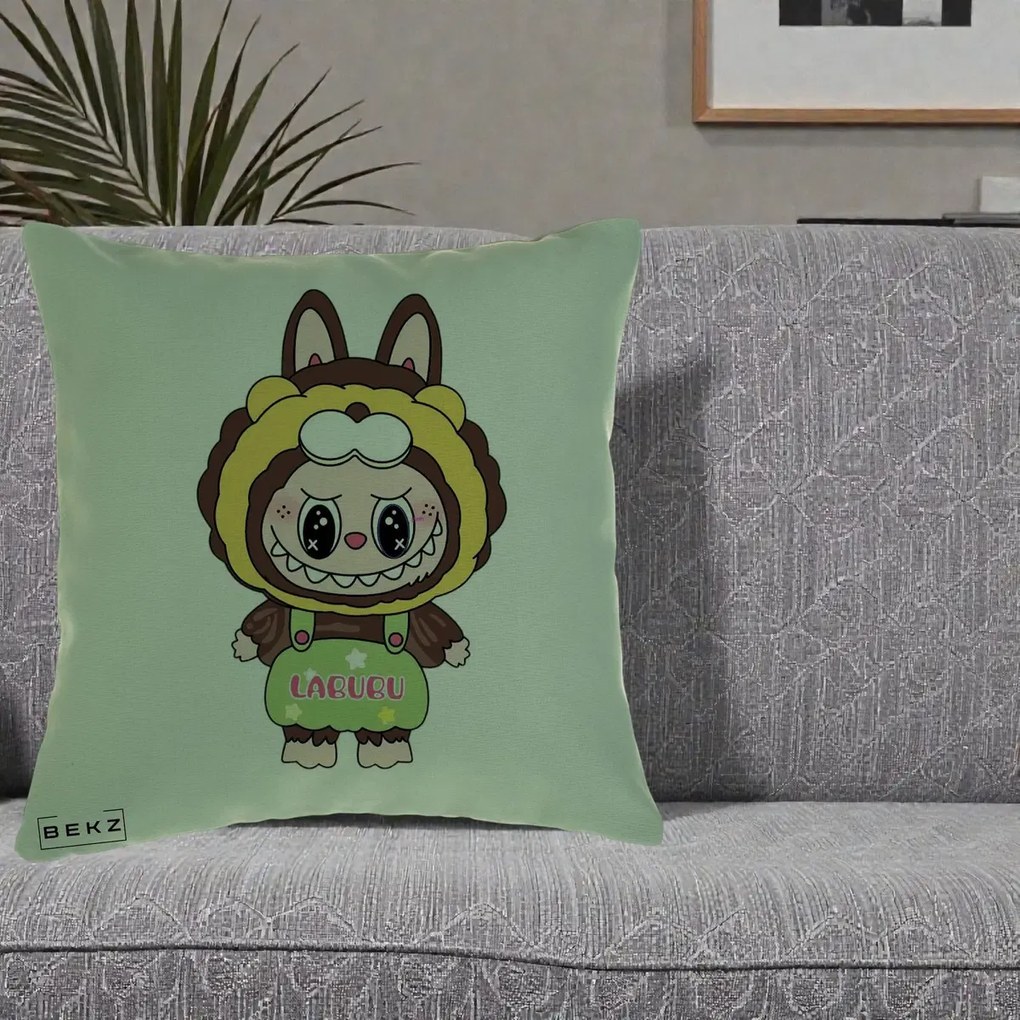 Perna Personalizata Labubu Leu Galben cu Salopeta, 40x40 cm, Verde, Husa Detasabila, Perna Inclusa, BEKZ®