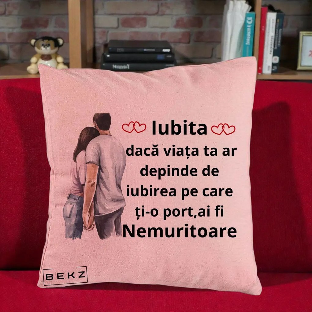 Cadou pentru Iubita - Perna Personalizata Iubita Nemuritoare cu Cuplu Acuarela Roz si Inimi, 40x40 cm, Roz, Husa Detasabila, Perna Inclusa, BEKZ®