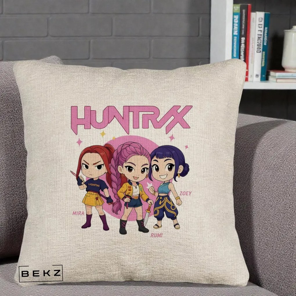 Perna Personalizata K-pop HUNTRX Trio Chibi cu Arme, 40x40 cm, Bej Canapea, Husa Detasabila, Perna Inclusa, BEKZ®