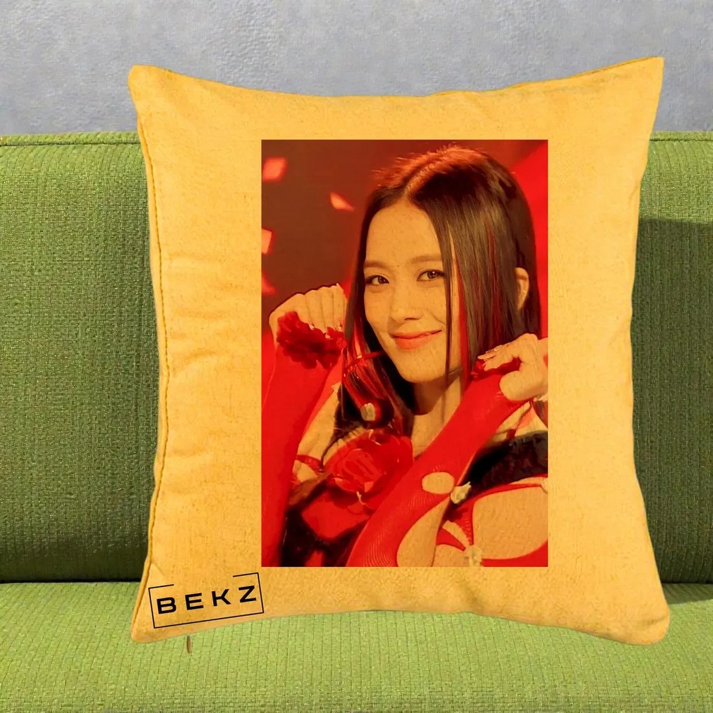 Perna Personalizata K-pop BLACKPINK Jisoo Rosu, 40x40 cm, Galben, Husa Detasabila, Perna Inclusa, BEKZ®