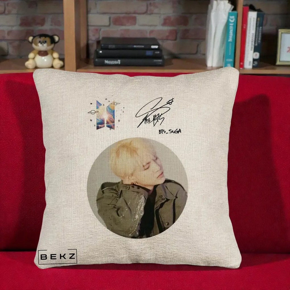 Perna Personalizata K-pop BTS Suga Portret cu Autograf, 40x40 cm, Bej Canapea, Husa Detasabila, Perna Inclusa, BEKZ®
