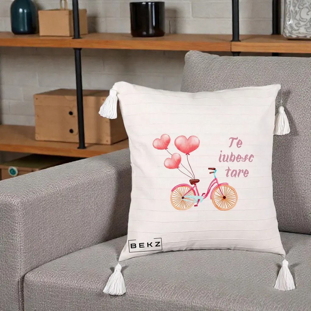 Perna Decorativa Te Iubesc Tare cu Bicicleta Roz si Baloane Inima, 40x40 cm, Bej cu Franjuri, Husa Detasabila, Perna Inclusa, BEKZ®