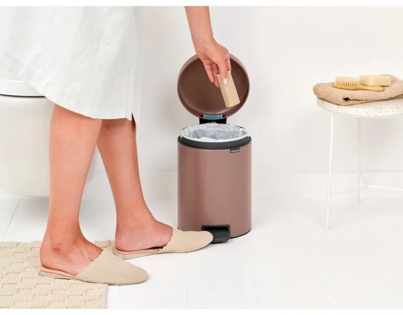 Cos de gunoi cu pedala Brabantia NewIcon 1008841, 5 L, Inchidere lina, Baza antiderapanta, Finisaj satinat, Maro