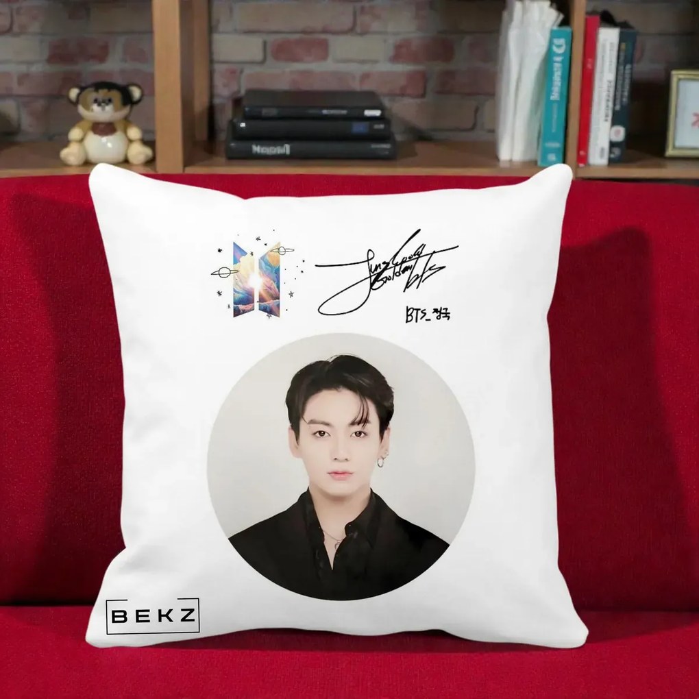 Perna Personalizata K-pop BTS Jungkook Portret cu Autograf, 40x40 cm, Alba Mata, Husa Detasabila, Perna Inclusa, BEKZ®