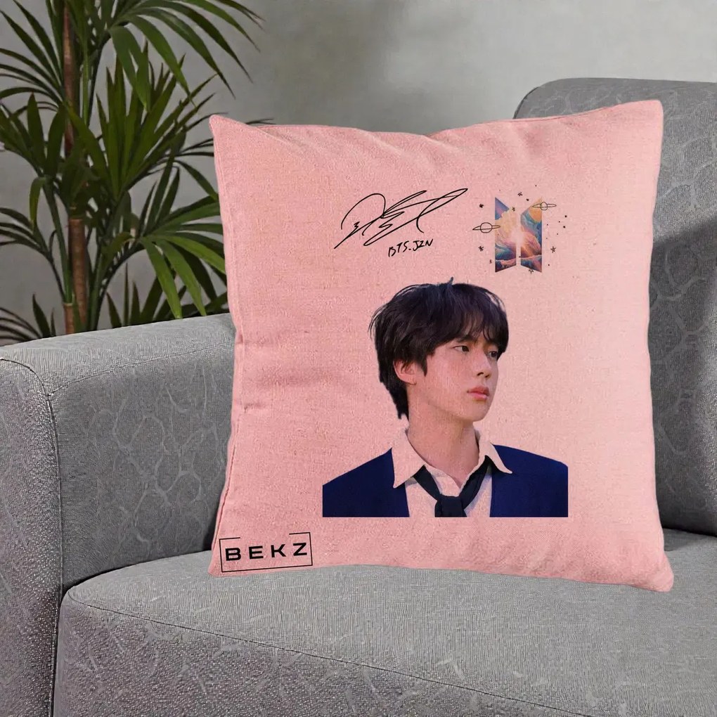 Perna Personalizata K-pop BTS Jin Portret Tinuta Albastra Autograf, 40x40 cm, Roz, Husa Detasabila, Perna Inclusa, BEKZ®