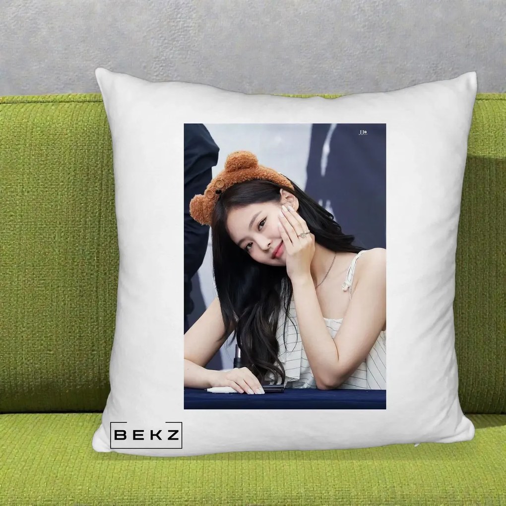 Perna Personalizata K-pop BLACKPINK Jennie Cute cu Diadema Ursulet, 40x40 cm, Alb Pufos, Husa Detasabila, Perna Inclusa, BEKZ®