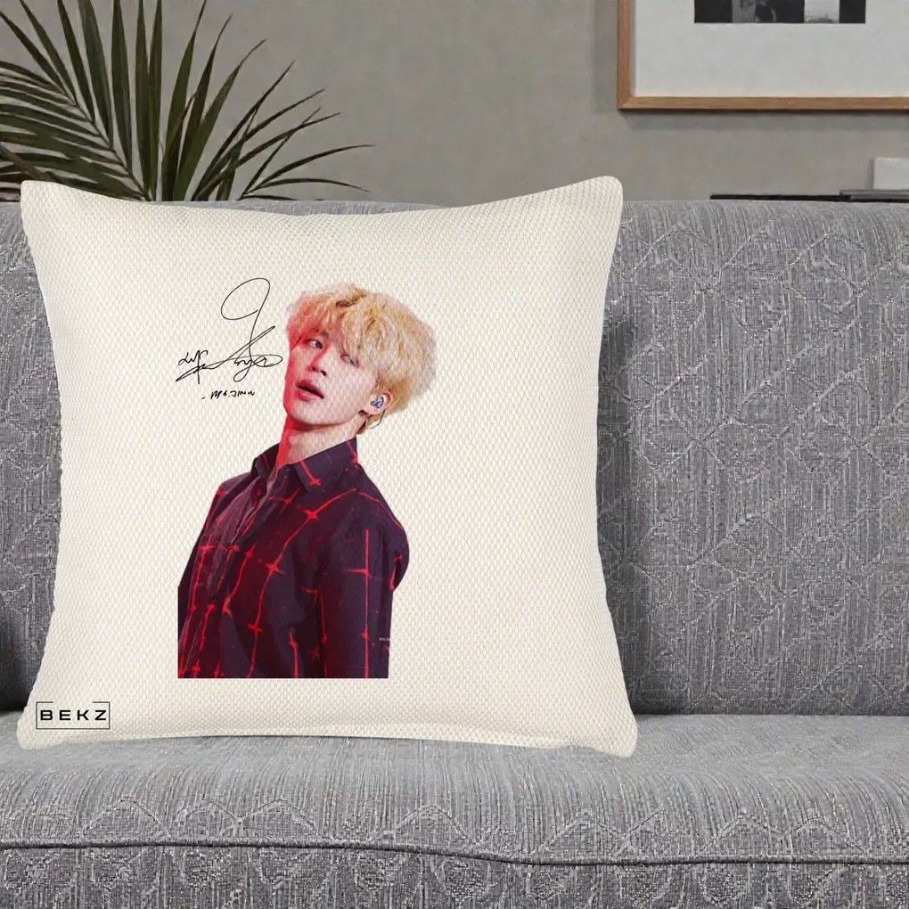 Perna Personalizata K-pop BTS Jimin Portret Artistic par Blond Autograf, 40x40 cm, Crem Reliefat, Husa Detasabila, Perna Inclusa, BEKZ®
