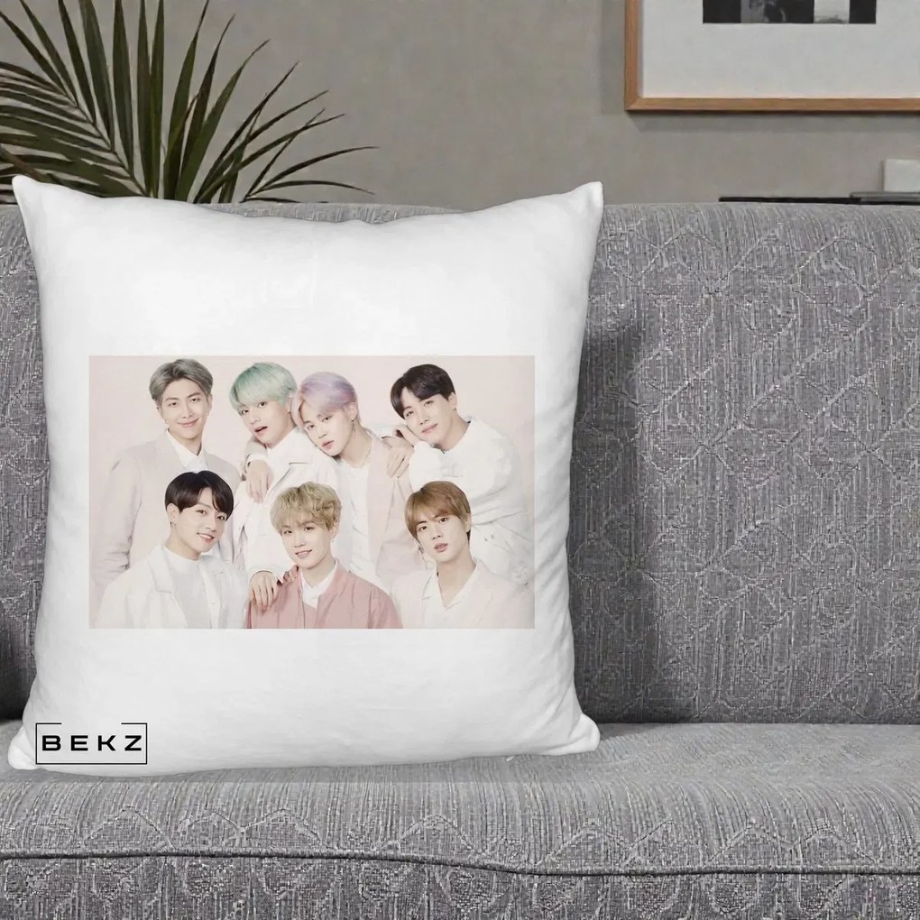 Perna Personalizata K-pop BTS Foto Grup Landscape Pastel, 40x40 cm, Alb Pufos, Husa Detasabila, Perna Inclusa, BEKZ®