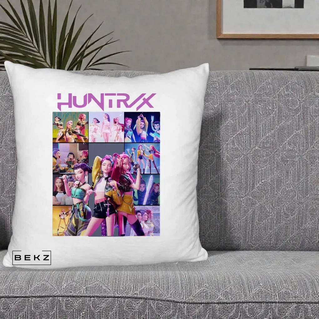 Perna Personalizata K-pop HUNTRX Colaj Animat Foto Grup, 40x40 cm, Alb Pufos, Husa Detasabila, Perna Inclusa, BEKZ®