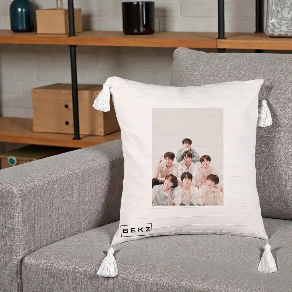 Perna Personalizata K-pop BTS Foto Grup Pastel, 40x40 cm, Bej cu Franjuri, Husa Detasabila, Perna Inclusa, BEKZ®