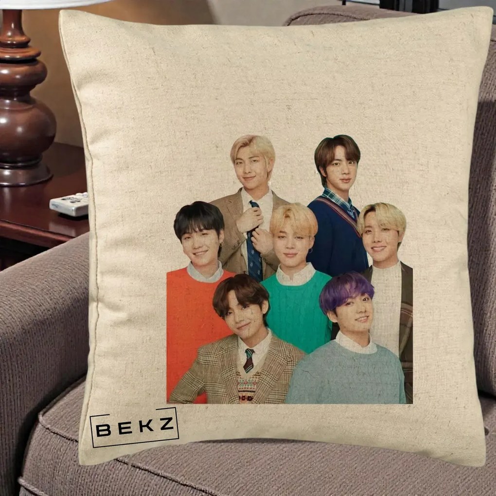Perna Personalizata K-pop BTS Fotografie Grup Tinute Elegante, 40x40 cm, Bej, Husa Detasabila, Perna Inclusa, BEKZ®
