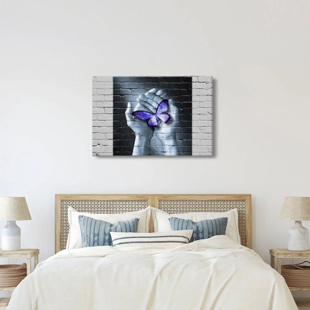 Tablou - Fluture violet pe perete (90x60 cm)