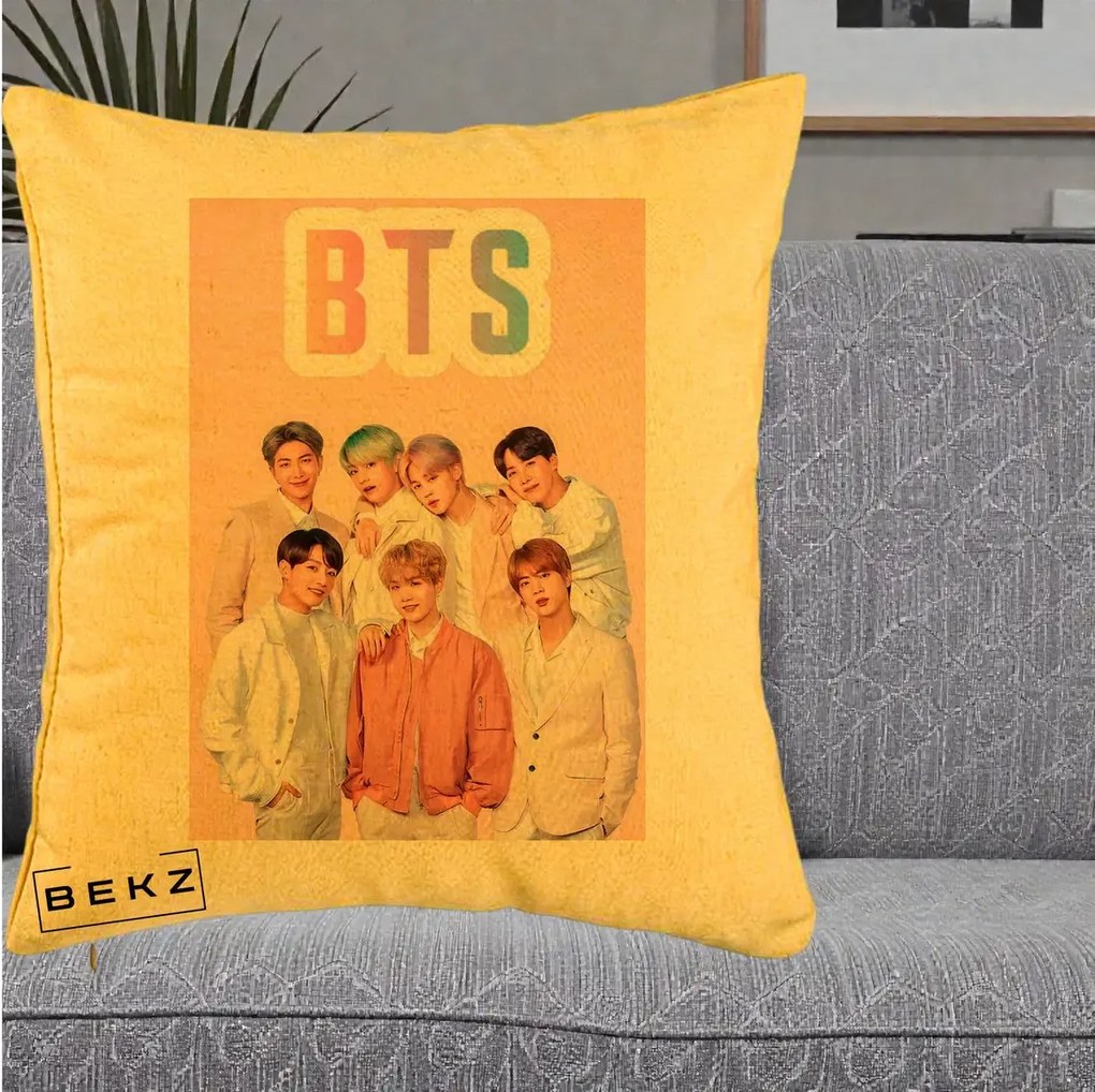 Perna Personalizata K-pop BTS Foto Grup cu BTS si Fond Roz Pastel, 40x40 cm, Galben, Husa Detasabila, Perna Inclusa, BEKZ®