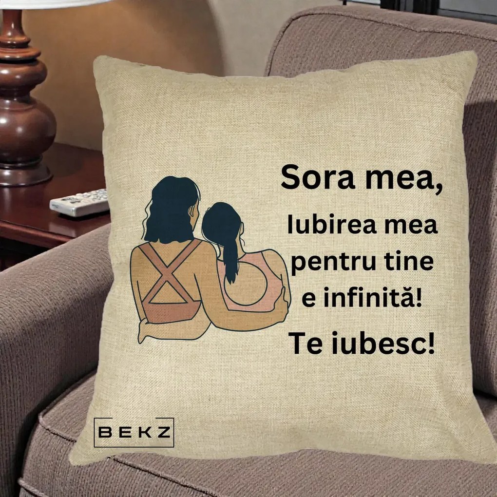 Cadou pentru Sora - Perna Personalizata Sora Mea Te Iubesc Doua Fete Fashioniste Line Art, 40x40 cm, Crem, Husa Detasabila, Perna Inclusa, BEKZ®