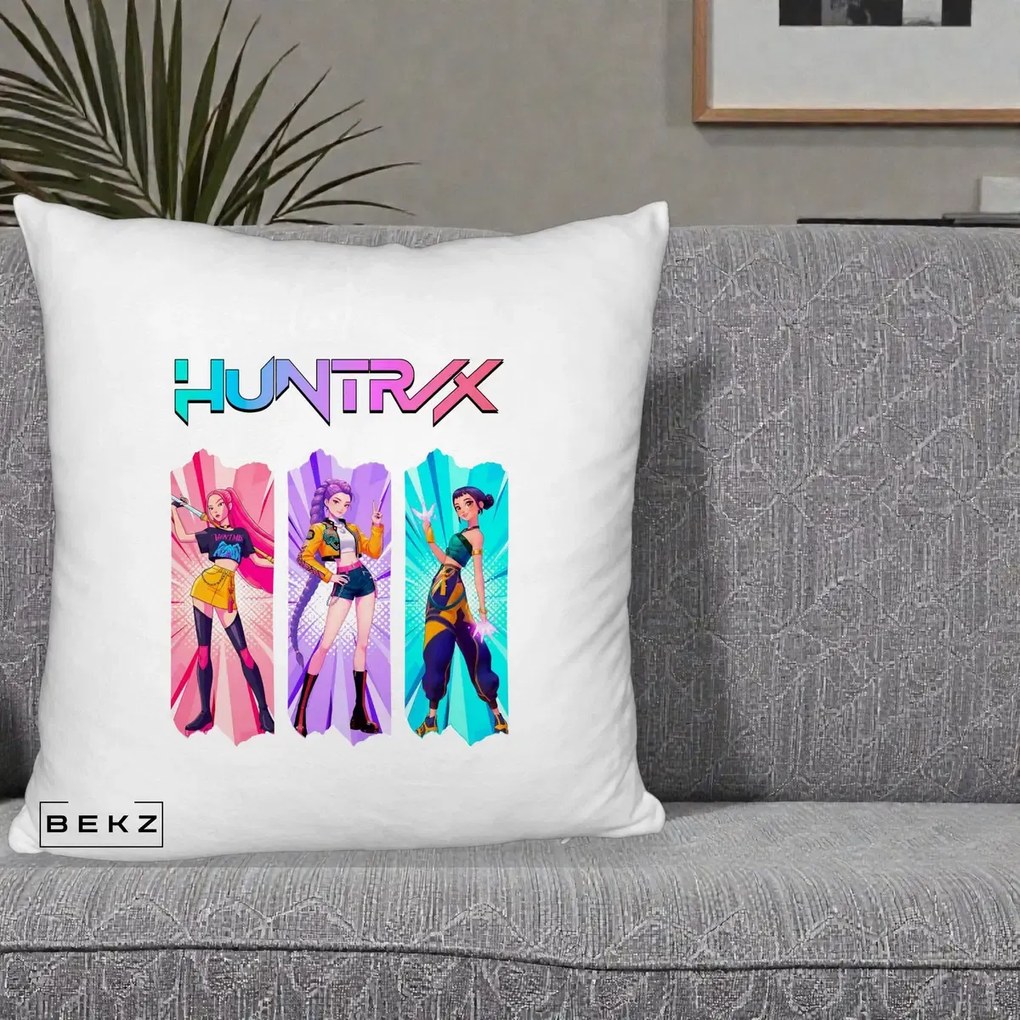 Perna Personalizata K-pop HUNTRX Trio cu Pisica in Benzi, 40x40 cm, Alb Pufos, Husa Detasabila, Perna Inclusa, BEKZ®