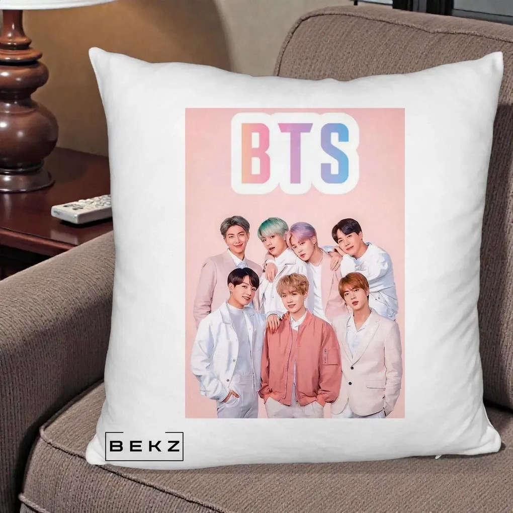 Perna Personalizata K-pop BTS Foto Grup cu BTS si Fond Roz Pastel, 40x40 cm, Alb Pufos, Husa Detasabila, Perna Inclusa, BEKZ®