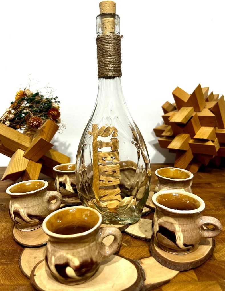 Set Cadou Sticla Personalizata cu Nume, 6 Pahare + Suport Lemn