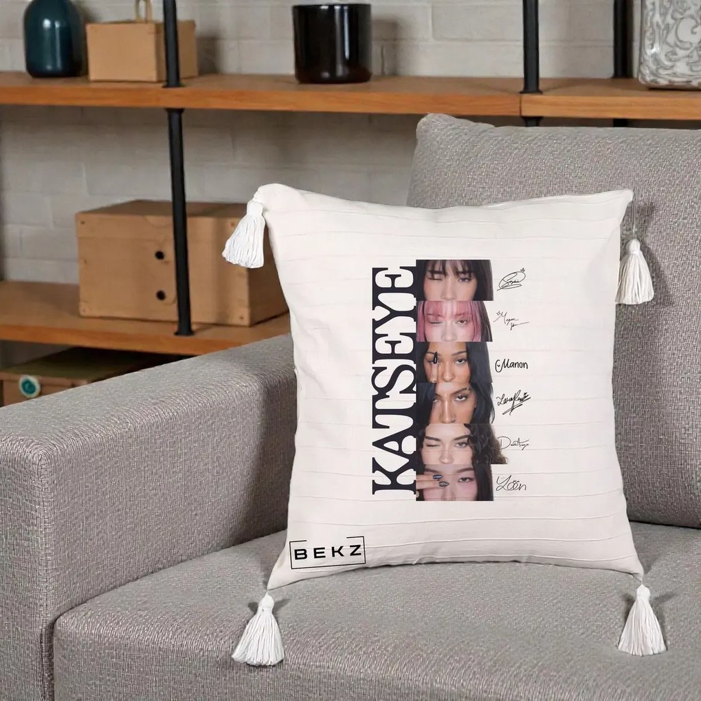 Perna Personalizata K-pop KATSEYE Semnaturi Membre Foto, 40x40 cm, Bej cu Franjuri, Husa Detasabila, Perna Inclusa, BEKZ®
