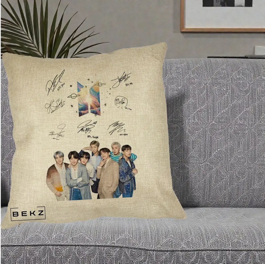 Perna Personalizata K-pop BTS Autografe Toti Membrii Fotografie, 40x40 cm, Crem, Husa Detasabila, Perna Inclusa, BEKZ®