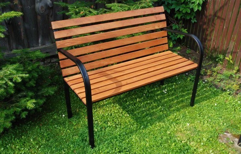 Bancă de parc din lemn cu cadru de fier