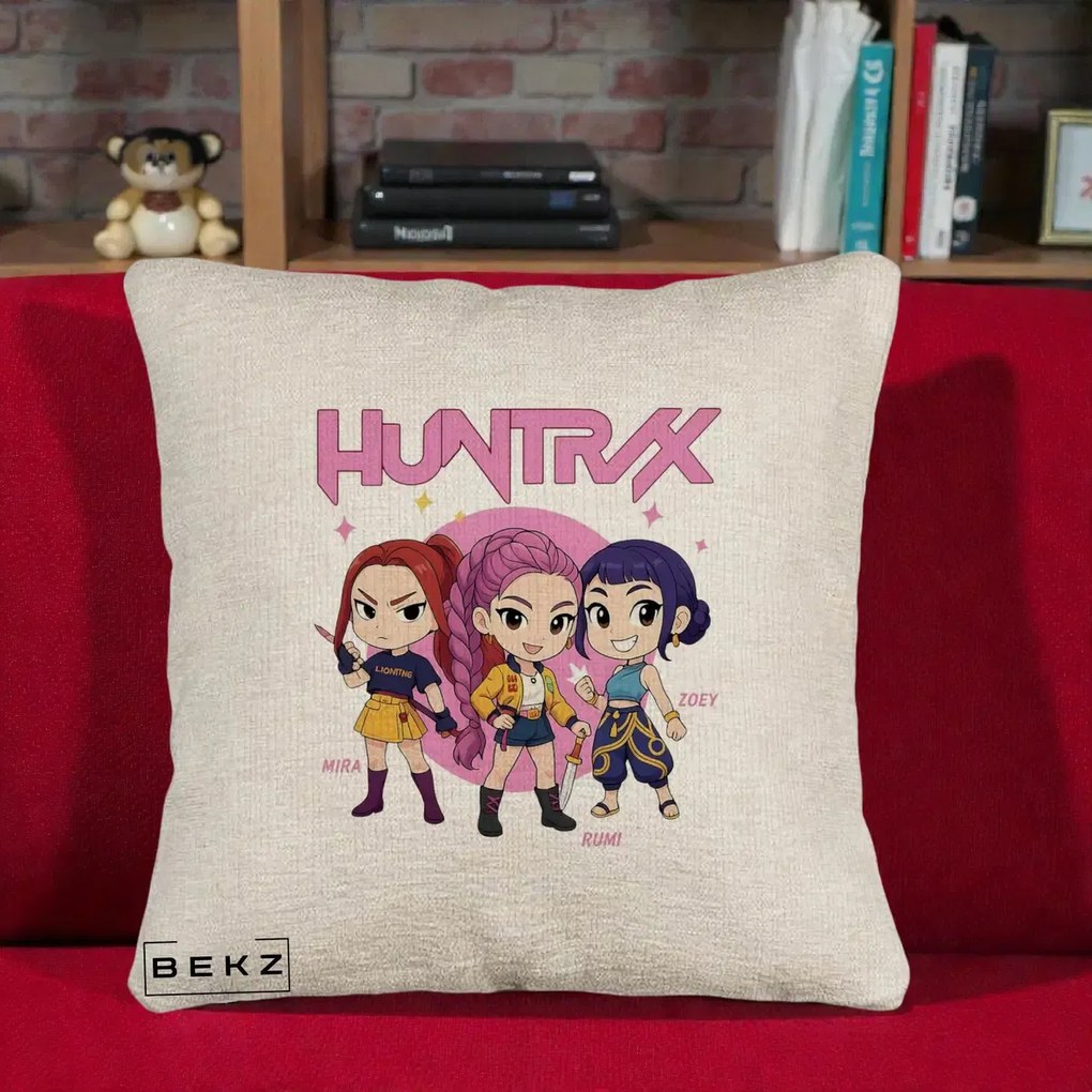 Perna Personalizata K-pop HUNTRX Trio Chibi cu Arme, 40x40 cm, Bej Canapea, Husa Detasabila, Perna Inclusa, BEKZ®