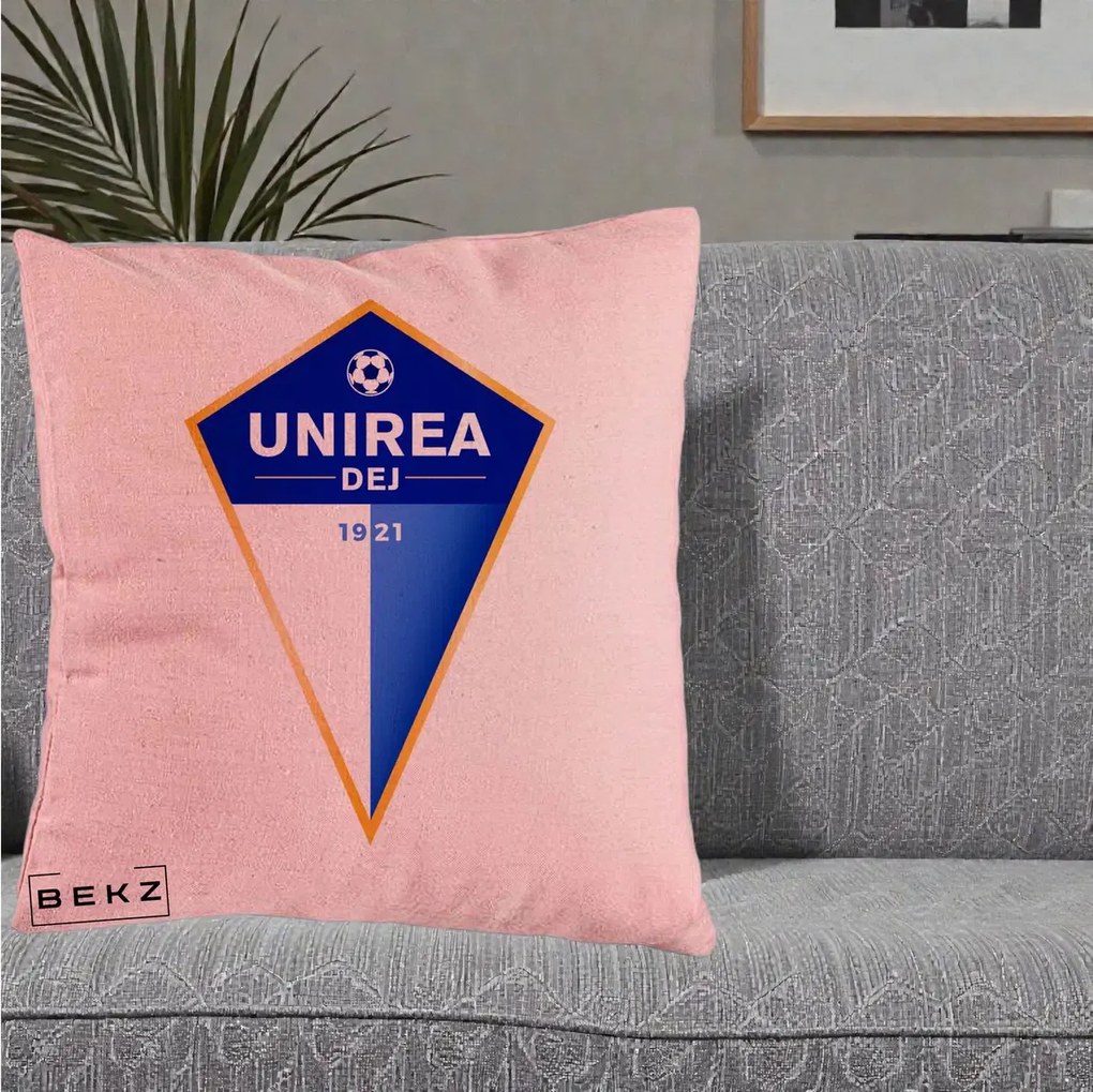 Perna Personalizata Unirea Dej 1921 Fotbal, 40x40 cm, Roz, Husa Detasabila, Perna Inclusa, BEKZ®