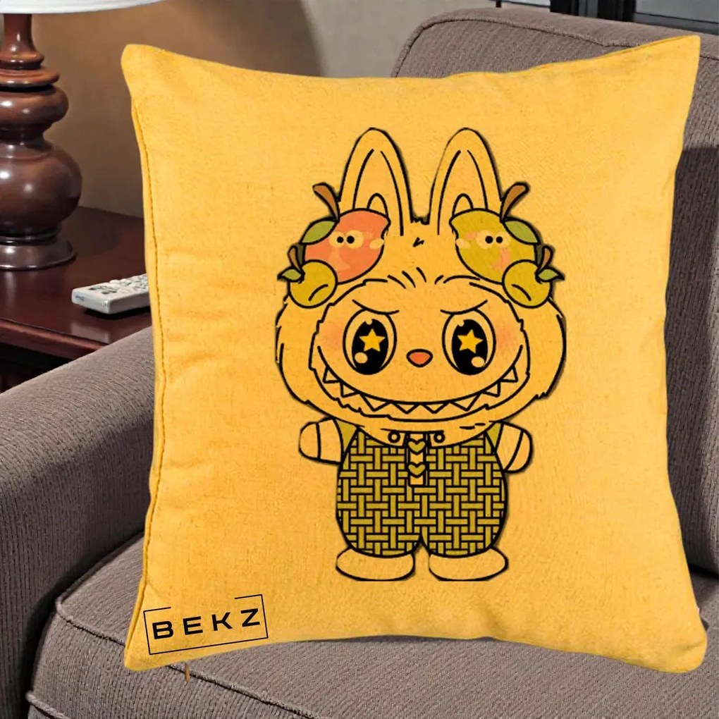 Perna Personalizata Labubu Galben cu Mere si Salopeta, 40x40 cm, Galben, Husa Detasabila, Perna Inclusa, BEKZ®