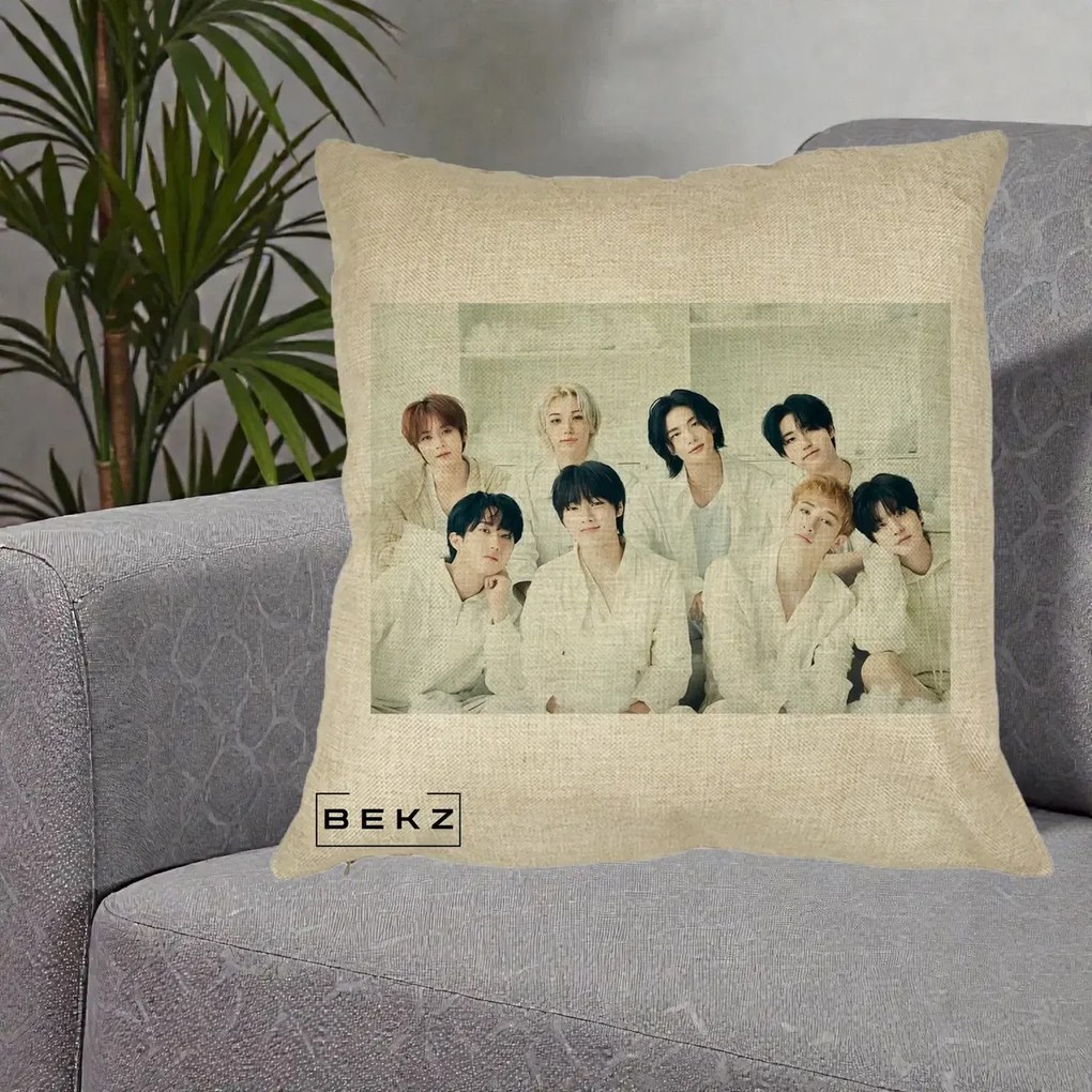 Perna Personalizata K-pop Stray Kids Foto Grup Alb All-White cu 8 Membrii, 40x40 cm, Crem, Husa Detasabila, Perna Inclusa, BEKZ®
